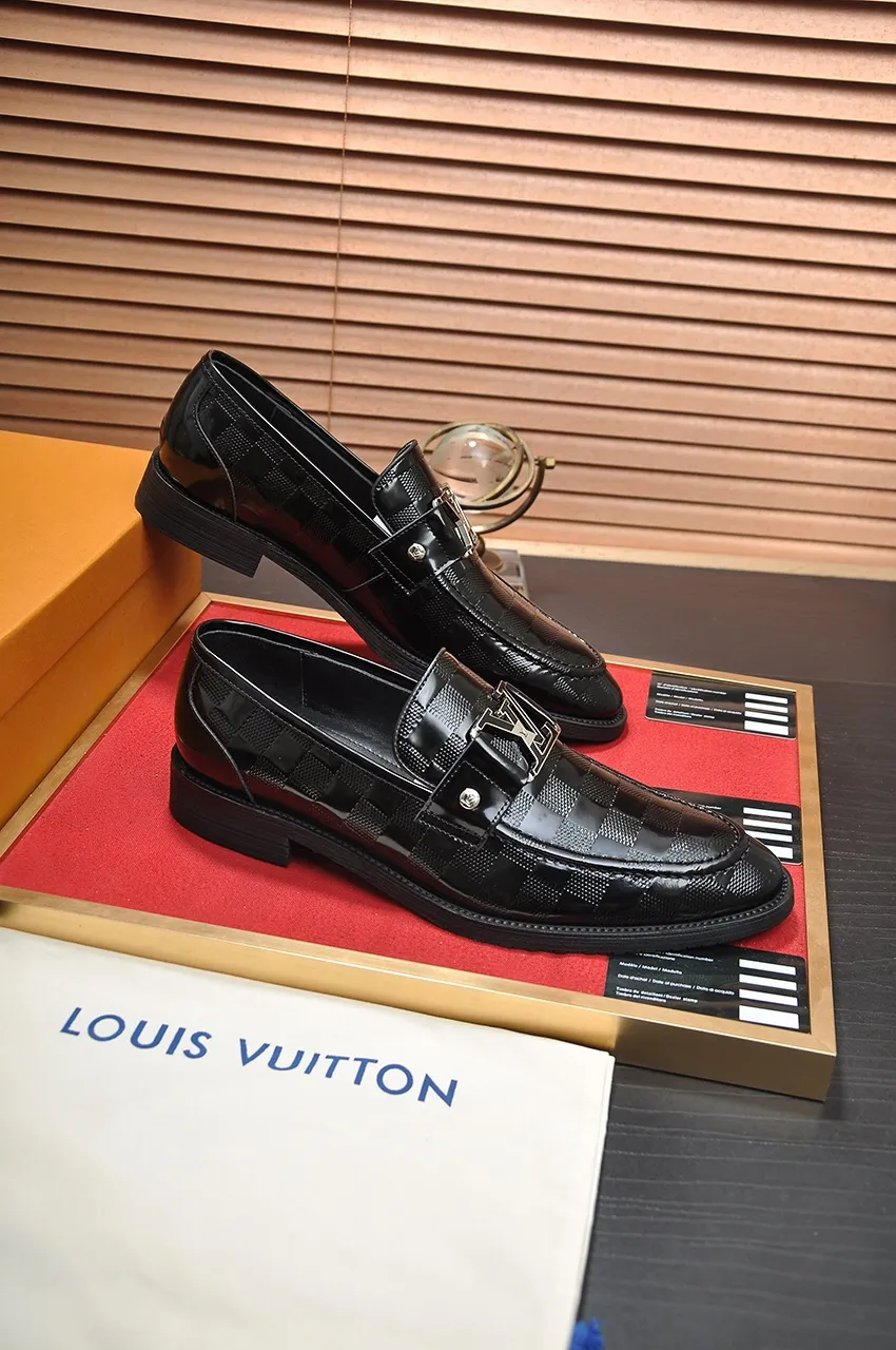 Men's men's shoes 💰520💶 [LV] (original single cowhide lining) 🍀LV's latest genuine leather business suit shoes are launched simultaneously on the official website. The first-layer cowhide imported from Italy is made of heavy gold, 💥official website 1:1 rubber outsole. Versatile to wear, high-end without losing class, and the color combination is extraordinary. This four-season style is alluring when worn on your feet, showing off your big-name flair. Standard code 38-45 (45 customized)
